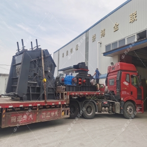 1000*700液壓對(duì)輥制砂機(jī)，1210反擊破發(fā)往四川