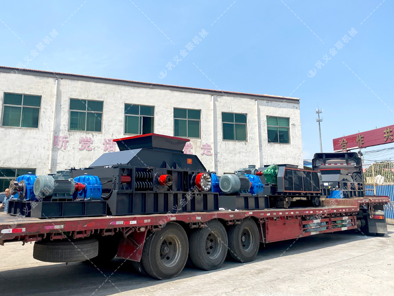 1200*1200雙齒輥破碎機，兩臺900*900軌道移動雙齒輥破碎機發(fā)往云南