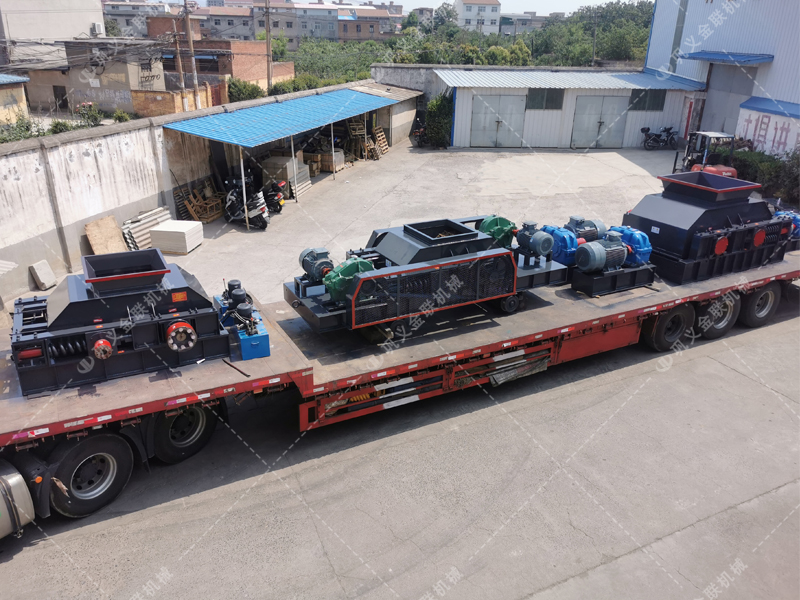1200*1200雙齒輥破碎機，兩臺900*900軌道移動雙齒輥破碎機發(fā)往云南