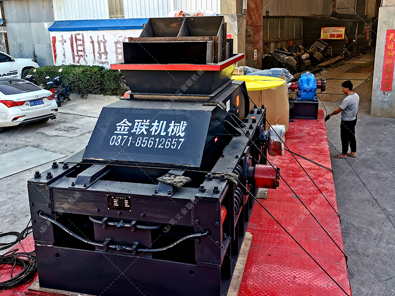 2PG1208型半自動液壓對輥破碎機發(fā)貨圖片